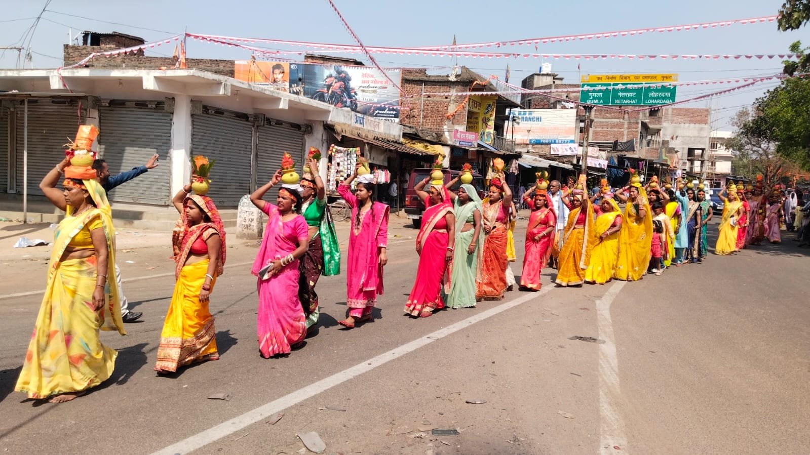 भक्ति के रंग में रंगा घाघरा: हनुमान वाटिका मंदिर की 11वीं वर्षगांठ पर निकली भव्य कलश यात्रा