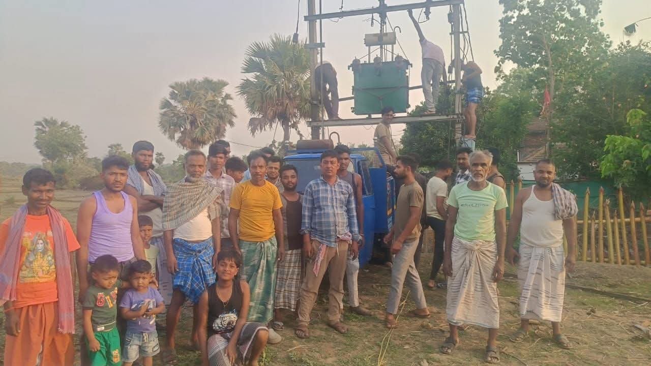 महेशपुर के मोमिन टोला में खत्म हुआ बिजली संकट महेशपुर के मोमिन टोला में खत्म हुआ बिजली संकट