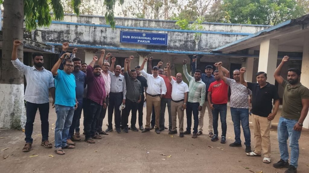 पाकुड़ में कोयला परिवहन पर बढ़ा गतिरोध, वार्ता विफल, चक्का जाम से सप्लाई प्रभावित पाकुड़ में कोयला परिवहन पर बढ़ा गतिरोध, वार्ता विफल, चक्का जाम से सप्लाई प्रभावित