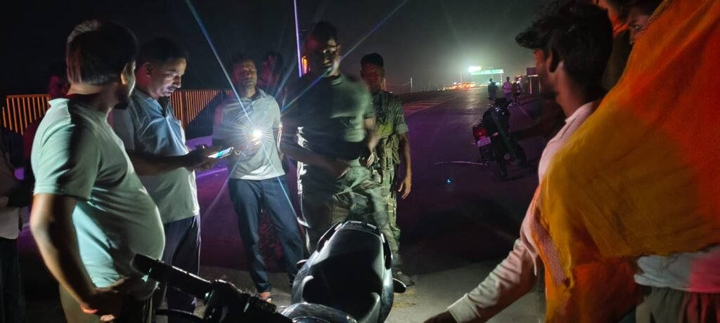 निजी बैरिकेडिंग बनी हादसे की वजह, NH-39 लहलहे सर्विस रोड पर बाइक सवार गंभीर निजी बैरिकेडिंग बनी हादसे की वजह, NH-39 लहलहे सर्विस रोड पर बाइक सवार गंभीर