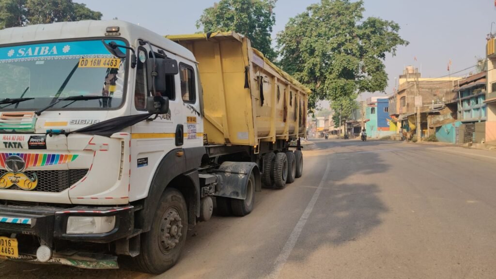 तेज रफ्तार हाइवा की चपेट में आने से बैल की मौत,वाहन पुलिस के हवाले तेज रफ्तार हाइवा की चपेट में आने से बैल की मौत,वाहन पुलिस के हवाले