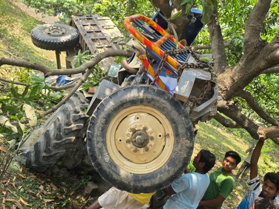 असंतुलित होकर ट्रैक्टर आम के पेड़ से टकराया, चालक वाहन छोड़ फरार असंतुलित होकर ट्रैक्टर आम के पेड़ से टकराया, चालक वाहन छोड़ फरार