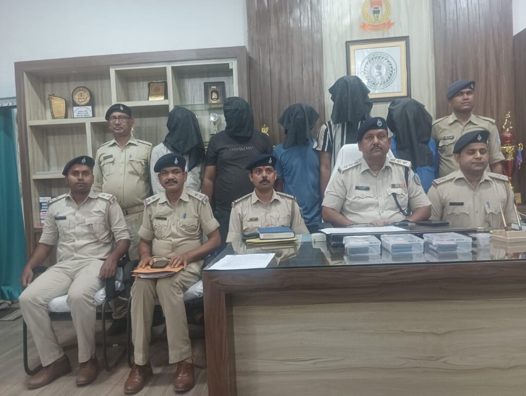 तेनुघाट में सनसनीखेज हत्याकांड का खुलासा, 5 आरोपी गिरफ्तार तेनुघाट में सनसनीखेज हत्याकांड का खुलासा, 5 आरोपी गिरफ्तार