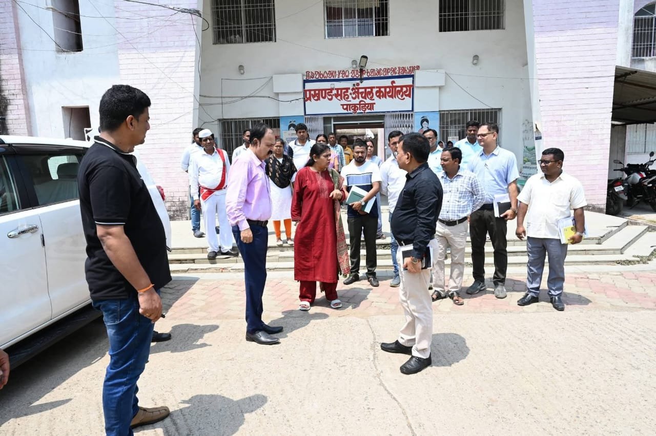 पाकुड़िया प्रखंड में उपायुक्त का निरीक्षण, योजनाओं की प्रगति पर सख्त निर्देश