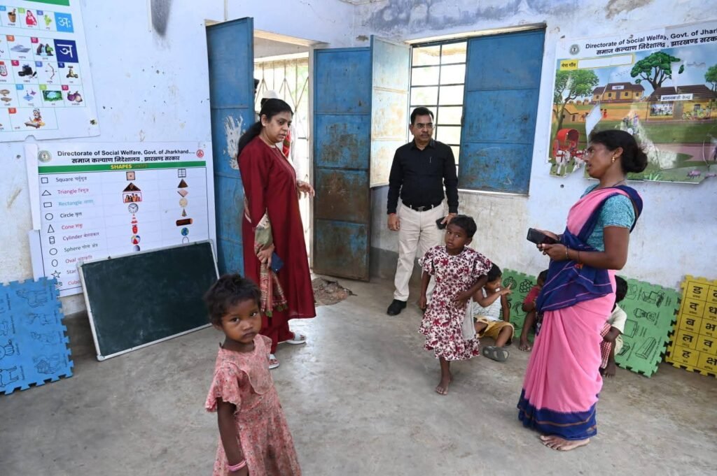 आंगनबाड़ी केंद्रों का उपायुक्त ने किया निरीक्षण, बच्चों की शिक्षा और पोषण पर दिया जोर। आंगनबाड़ी केंद्रों का उपायुक्त ने किया निरीक्षण, बच्चों की शिक्षा और पोषण पर दिया जोर।