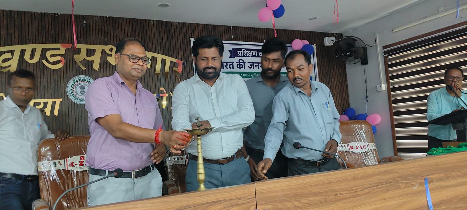 गोमिया प्रखंड कार्यालय सभागार परिसर में तीन दिवसीय जनगणना प्रशिक्षण शिविर का हुआ आयोजन