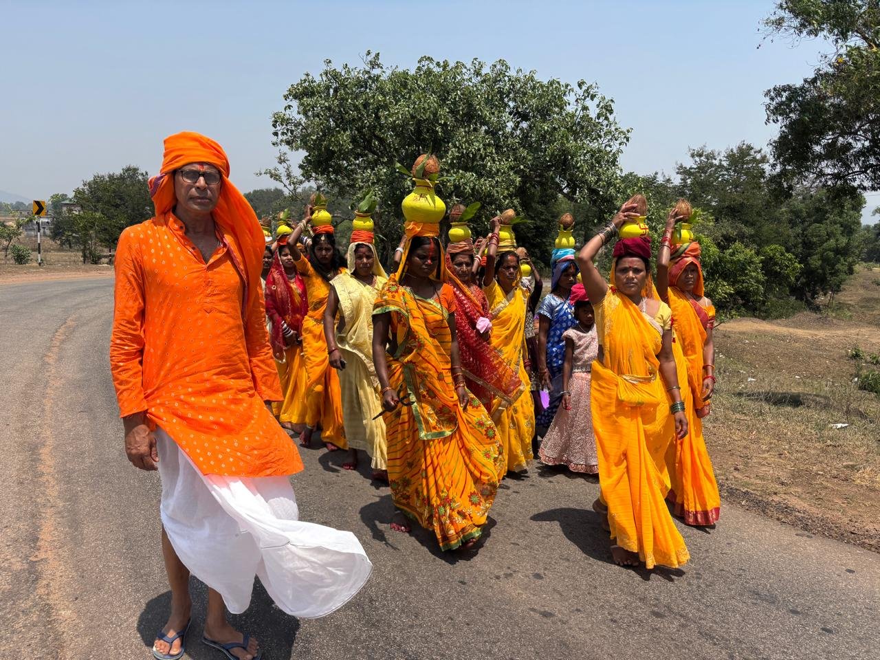 बंसरी ग्राम में शिवलिंग स्थापना को लेकर भव्य कलश यात्रा निकाली गई बंसरी ग्राम में शिवलिंग स्थापना को लेकर भव्य कलश यात्रा निकाली गई