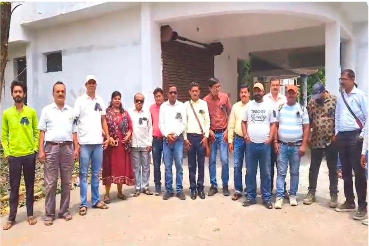 मंत्री इरफान अंसारी के मौजूदगी में दो पत्रकार मांव ब्लीचिंग के खिलाफ पाकुड़ में प्रदर्शन।