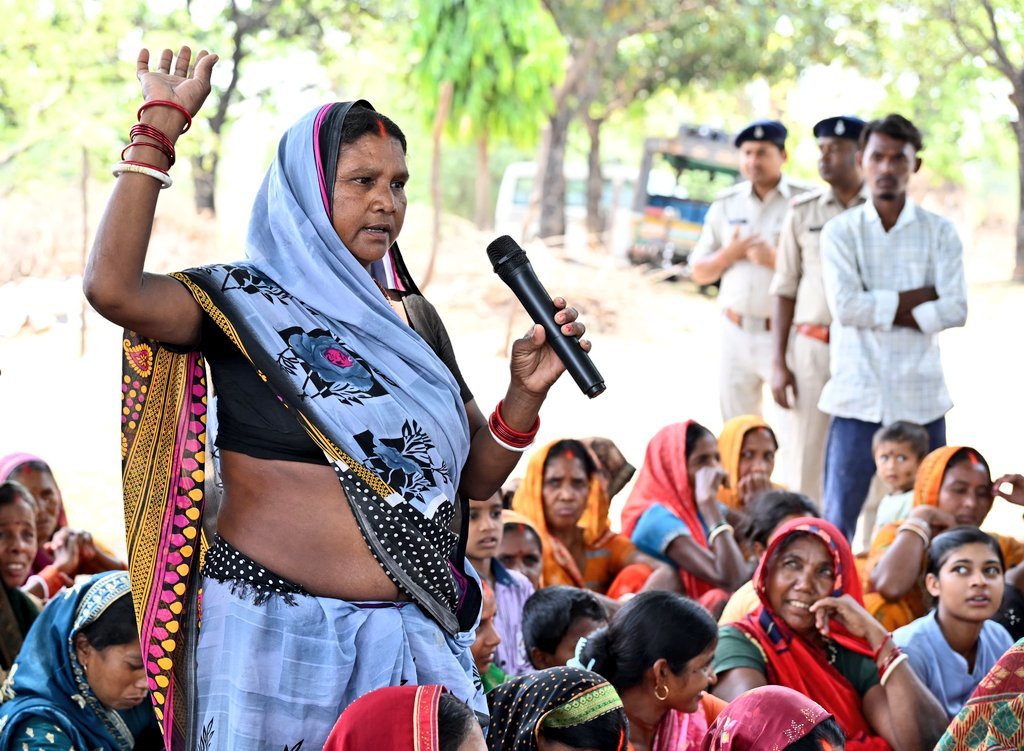 लुगुबुरु की वादियों में प्रशासन-जनता संवाद: पेड़ की छांव में सुनीं समस्याएं, समयबद्ध समाधान का भरोसा लुगुबुरु की वादियों में प्रशासन-जनता संवाद: पेड़ की छांव में सुनीं समस्याएं, समयबद्ध समाधान का भरोसा