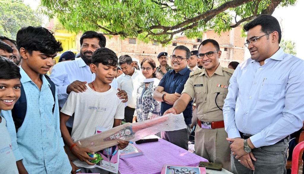 लुगुबुरु की वादियों में प्रशासन-जनता संवाद: पेड़ की छांव में सुनीं समस्याएं, समयबद्ध समाधान का भरोसा लुगुबुरु की वादियों में प्रशासन-जनता संवाद: पेड़ की छांव में सुनीं समस्याएं, समयबद्ध समाधान का भरोसा