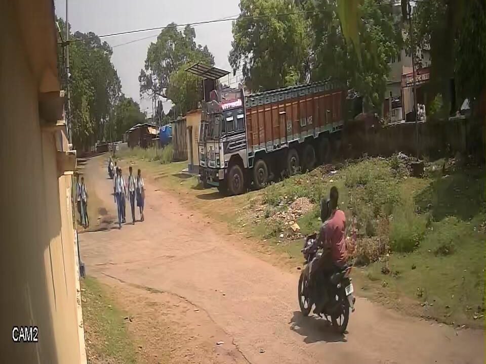 गोमिया स्वांग में महिला से डेढ़ लाख का चेन झपटा,बाइक सवार बदमाश फरार