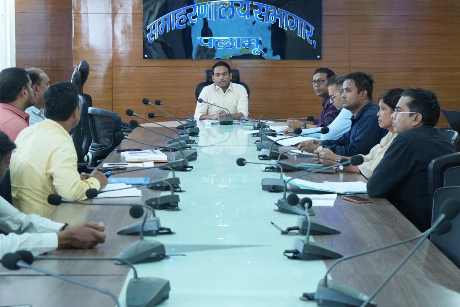 डीडीसी ने डीईजीएस व ई-गवर्नेंस कार्यों की समीक्षा की,सभी बच्चों का आधार कार्ड बनवाने के दिये निर्देश डीडीसी ने डीईजीएस व ई-गवर्नेंस कार्यों की समीक्षा की,सभी बच्चों का आधार कार्ड बनवाने के दिये निर्देश