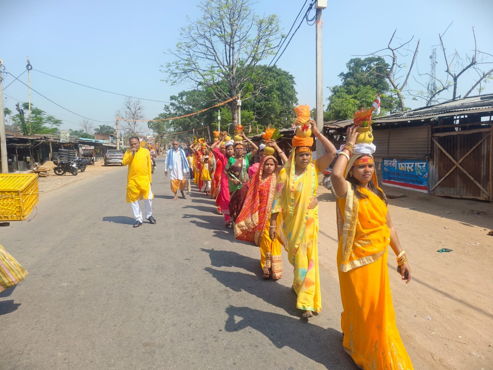 भक्ति के रंग में रंगा घाघरा: हनुमान वाटिका मंदिर की 11वीं वर्षगांठ पर निकली भव्य कलश यात्रा