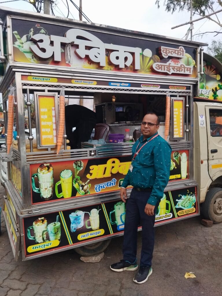 मेदिनीनगर में स्ट्रीट फूड विक्रेताओं का औचक निरीक्षण, अनियमितता पाए जाने पर खाद्य पदार्थ नष्ट