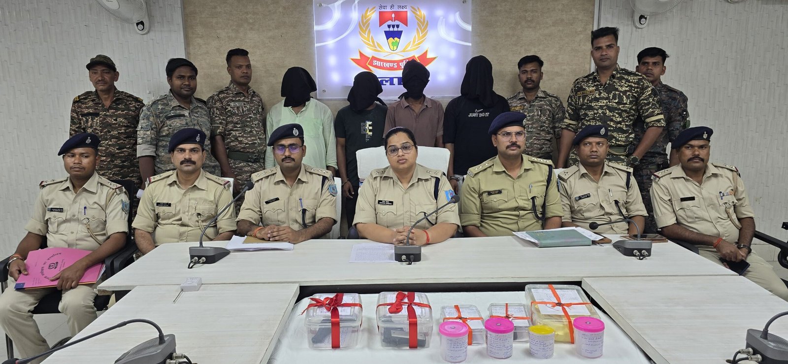 मेदिनीनगर बस स्टैंड रोड गोलीकांड का पुलिस ने किया खुलासा: सुपारी किलिंग में 5 गिरफ्तार, हथियार और नगद बरामद