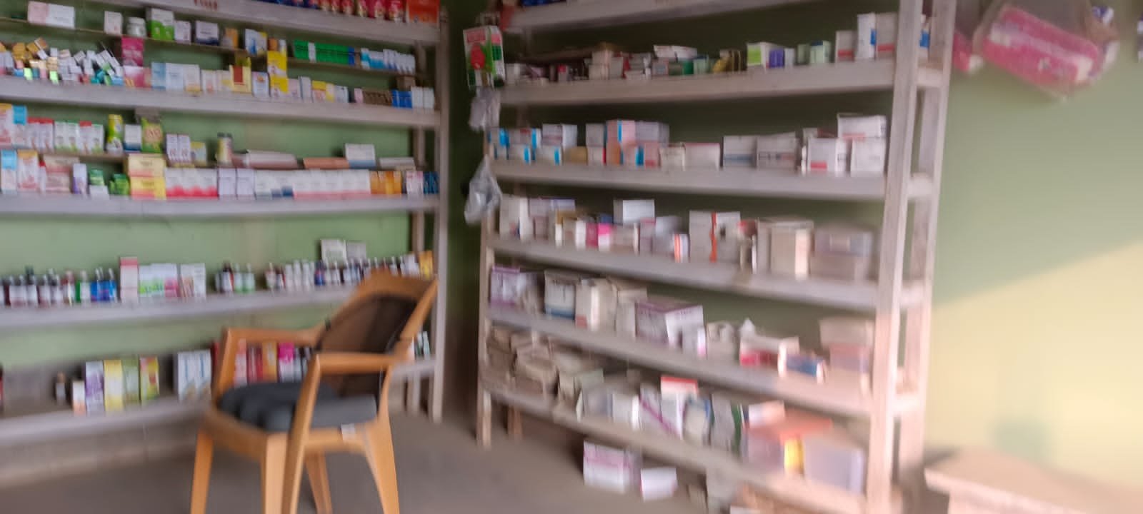 बिना लाइसेंस दवा दुकानें और झोलाछाप डॉक्टरों का बोलबाला, ग्रामीणों की जिंदगी से हो रहा खिलवाड़ बिना लाइसेंस दवा दुकानें और झोलाछाप डॉक्टरों का बोलबाला, ग्रामीणों की जिंदगी से हो रहा खिलवाड़