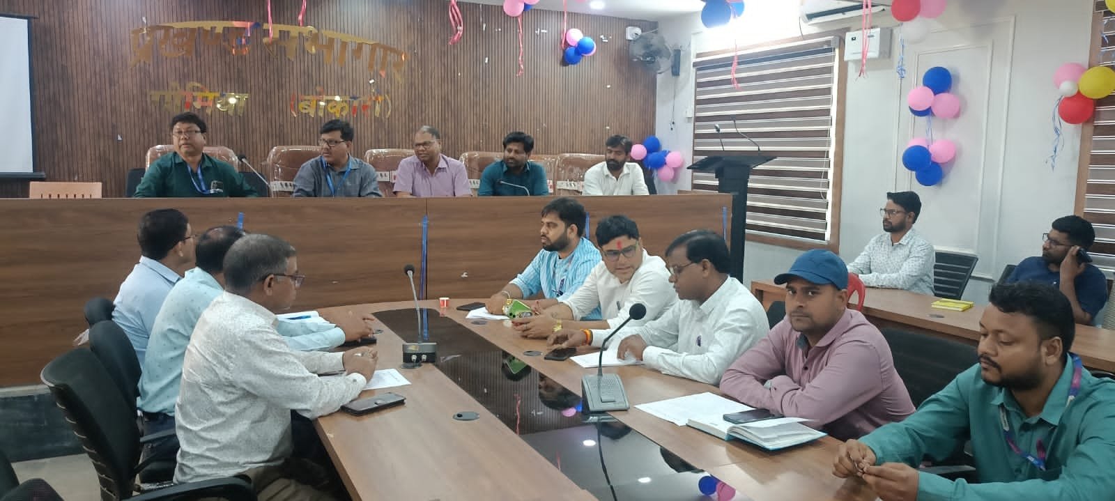 Gomiya News:बीडीओ,सीओ एवं एलडीएम ने बैंक प्रबंधकों के साथ किया बैठक, केसीसी, फिसरीज, पशुपालन पर विशेष फोकस