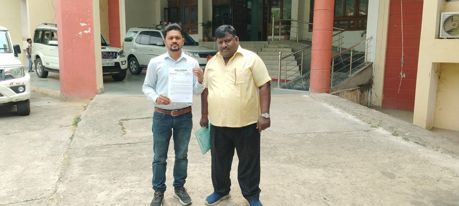 लातेहार: सांसद प्रतिनिधि ने निजी स्कूलों में RTE के 25% आरक्षण पालन को लेकर डीसी को सौंपा आवेदन