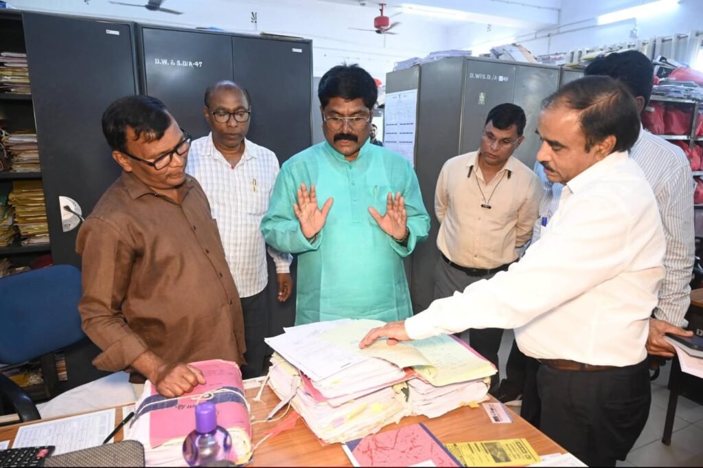 पेयजल एवं स्वच्छता विभाग में औचक निरीक्षण: लापरवाही पर सख्त कार्रवाई की चेतावनी, ‘जीरो टॉलरेंस’ नीति पर काम करने के निर्देश पेयजल एवं स्वच्छता विभाग में औचक निरीक्षण: लापरवाही पर सख्त कार्रवाई की चेतावनी, ‘जीरो टॉलरेंस’ नीति पर काम करने के निर्देश