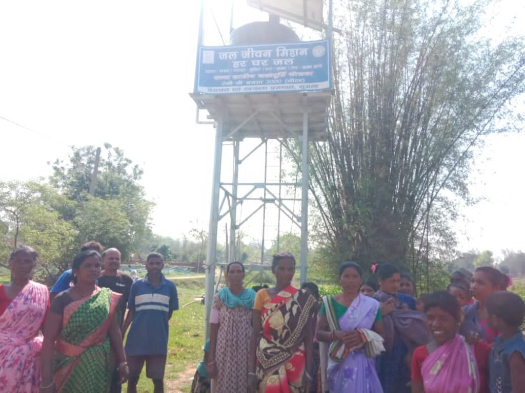 Gumla News:खंभा गांव में पेयजल संकट गहराया, 3 सोलर जलमीनार खराब — ग्रामीणों ने उपायुक्त से लगाई गुहार