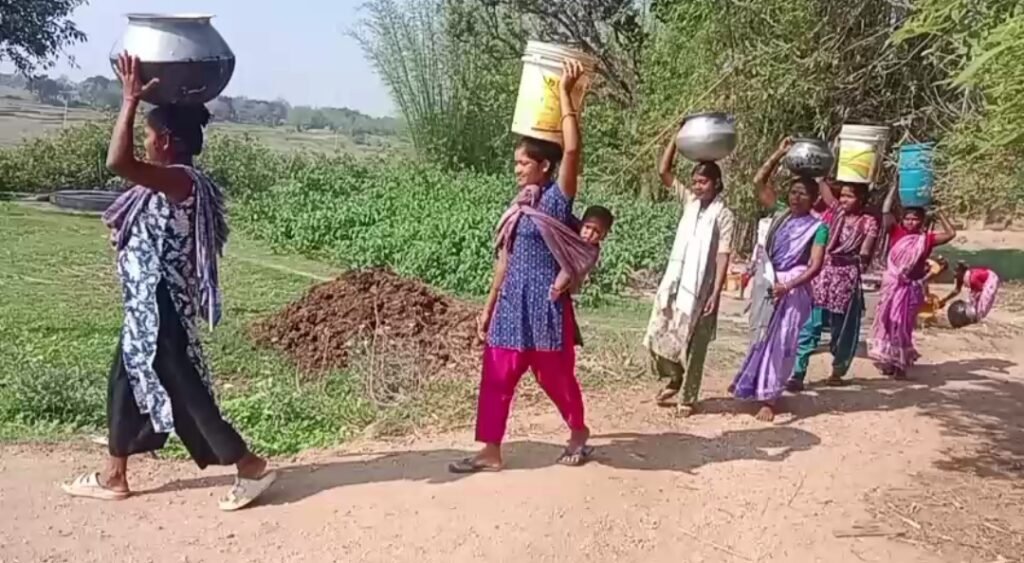 Gumla News:खंभा गांव में पेयजल संकट गहराया, 3 सोलर जलमीनार खराब — ग्रामीणों ने उपायुक्त से लगाई गुहार