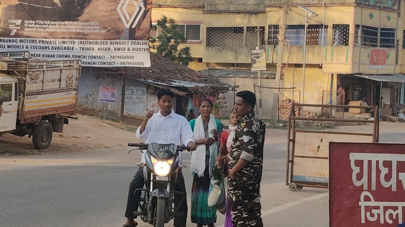 घाघरा थाना गेट के पास चला सघन वाहन जांच अभियान,बिना हेलमेट वालों पर सख्ती घाघरा थाना गेट के पास चला सघन वाहन जांच अभियान,बिना हेलमेट वालों पर सख्ती