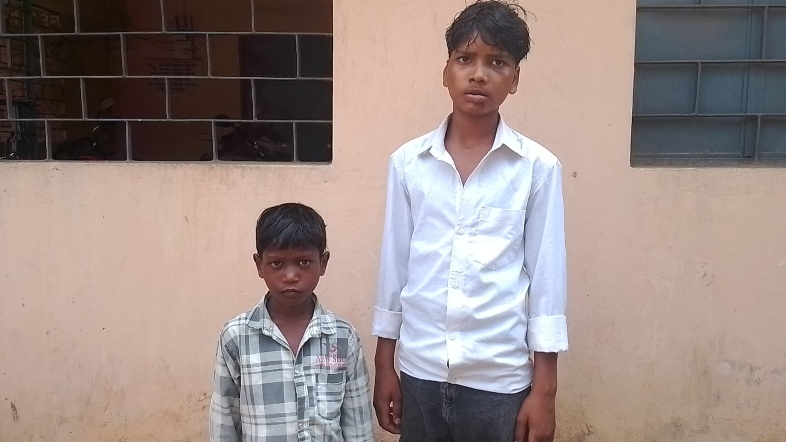 Latehar News:मनिका आवासीय विद्यालय के प्रधानाध्यापक पर छात्रों की पिटाई का आरोप, एक छात्र के होंठ पर लगे टांके — परिजनों में आक्रोश Latehar News:मनिका आवासीय विद्यालय के प्रधानाध्यापक पर छात्रों की पिटाई का आरोप, एक छात्र के होंठ पर लगे टांके — परिजनों में आक्रोश
