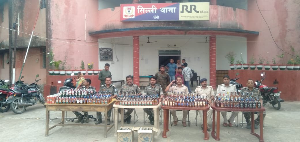 सिल्ली में दो होटलों पर छापामारी, भारी मात्रा में अवैध अंग्रेजी शराब बरामद सिल्ली में दो होटलों पर छापामारी, भारी मात्रा में अवैध अंग्रेजी शराब बरामद