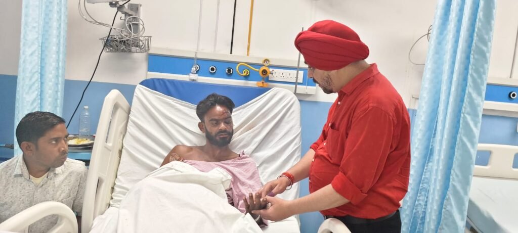 कल रात दुर्घटना में घायल हुए हैं पत्रकार विद्युत महतो