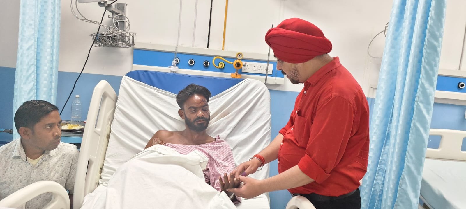 कल रात दुर्घटना में घायल हुए हैं पत्रकार विद्युत महतो कल रात दुर्घटना में घायल हुए हैं पत्रकार विद्युत महतो