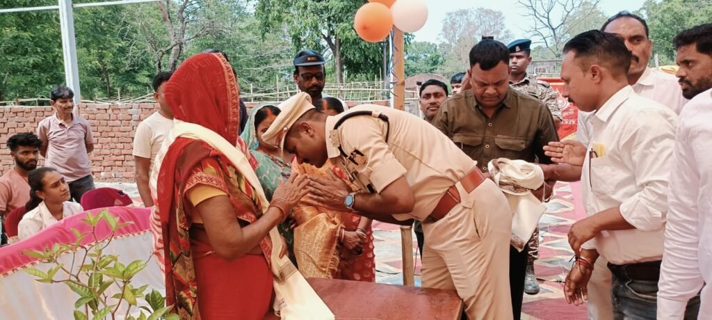 तेनुघाट में वीर शहीद बिनोद यादव का शहादत दिवस मनाया गया. तेनुघाट में वीर शहीद बिनोद यादव का शहादत दिवस मनाया गया.