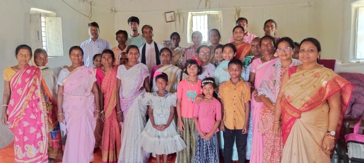 जिप अध्यक्ष जूली हेंब्रम ने सिंदरीसोल चर्च में की प्रार्थना,गुड फ्राइडे पर दिया शांति का संदेश जिप अध्यक्ष जूली हेंब्रम ने सिंदरीसोल चर्च में की प्रार्थना,गुड फ्राइडे पर दिया शांति का संदेश