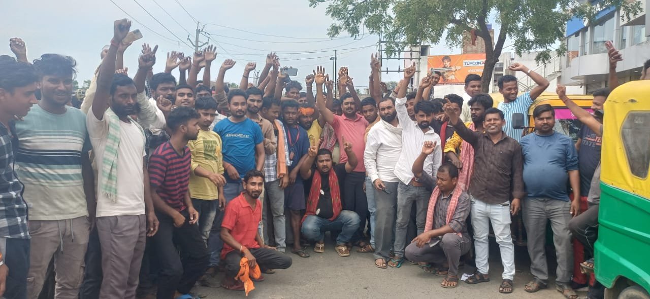एलपीजी संकट से जूझ रहे ऑटो चालक,बरहरवा में धरना-प्रदर्शन कर फाइनेंस कंपनी के खिलाफ जताया आक्रोश