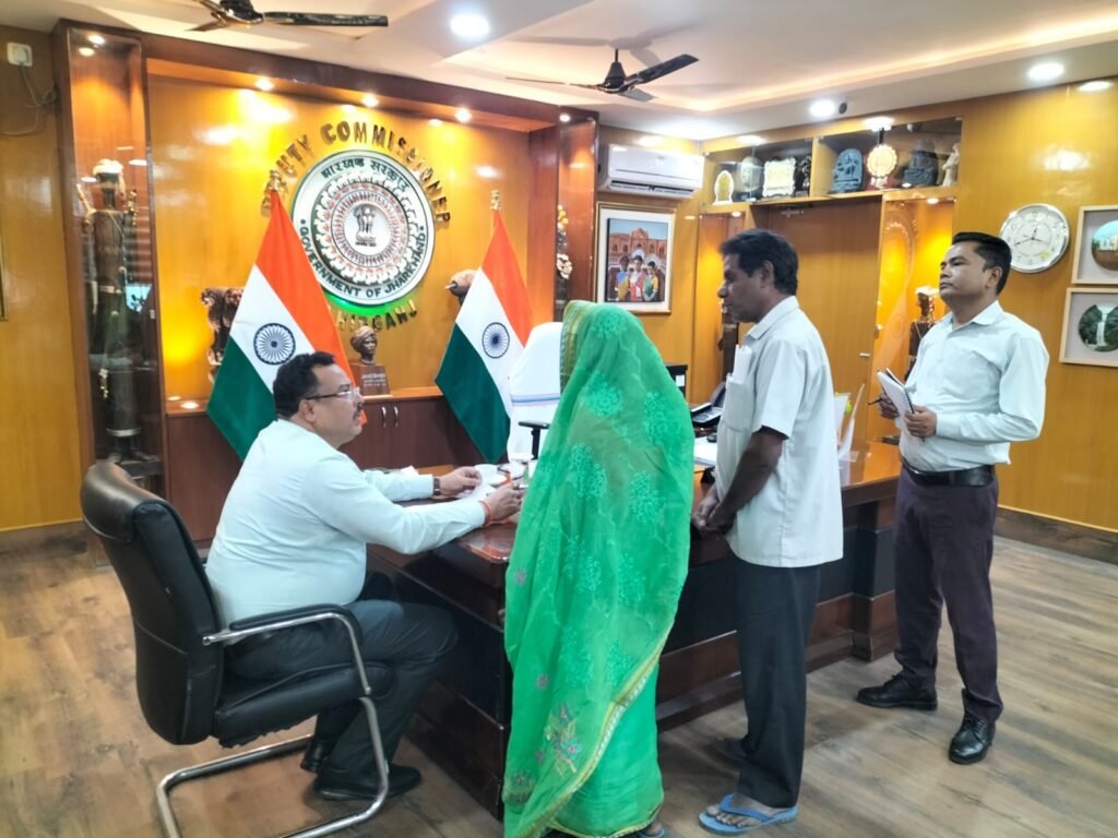 Pakur News:जनता दरबार में जिलेवासियों की सुनी गई समस्याएँ