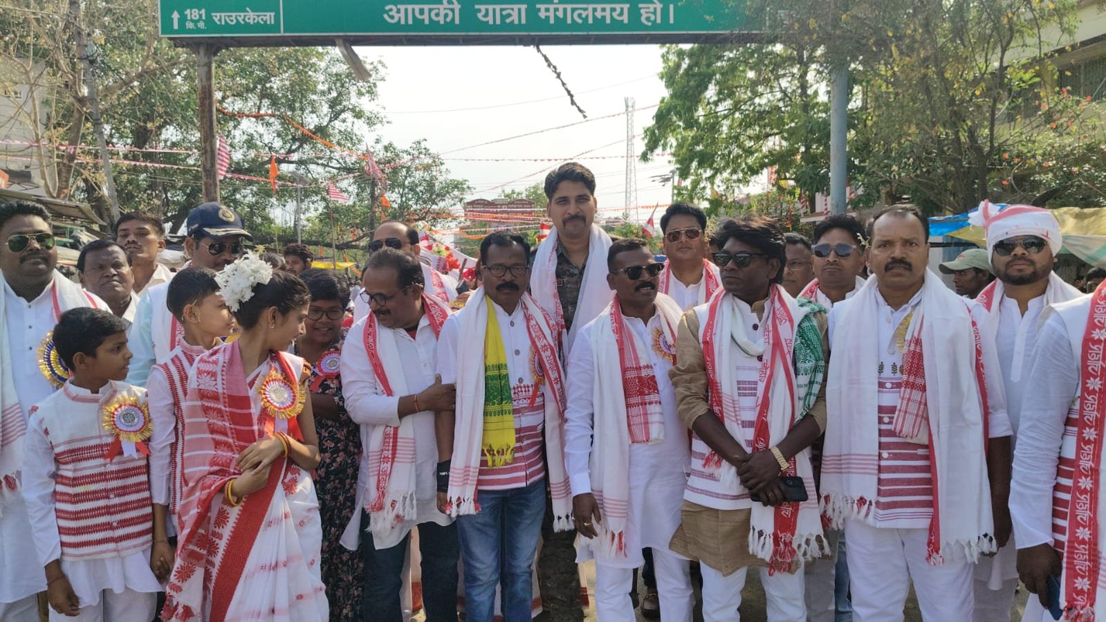 Gumla:घाघरा का सरहुल आज मांदर की गूंज में झूम उठा घाघरा, 220 खोड़ा दलों ने की दमदार प्रस्तुति Gumla:घाघरा का सरहुल आज मांदर की गूंज में झूम उठा घाघरा, 220 खोड़ा दलों ने की दमदार प्रस्तुति