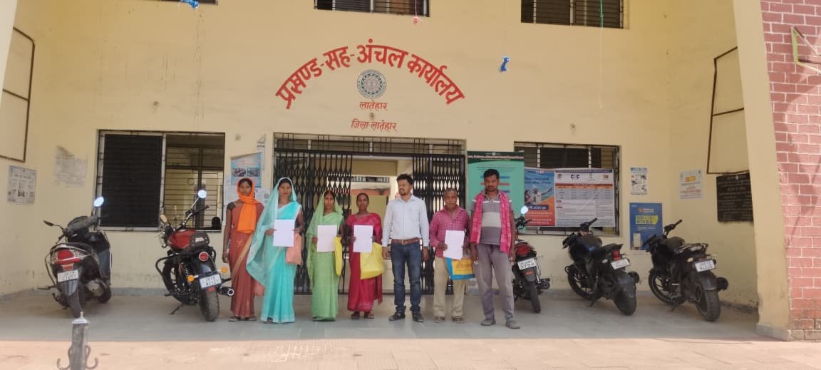 लातेहार में आंधी-तूफान का कहर: कच्चा घर ढहा, अन्नाती देवी ने की मुआवजे की मांग लातेहार में आंधी-तूफान का कहर: कच्चा घर ढहा, अन्नाती देवी ने की मुआवजे की मांग