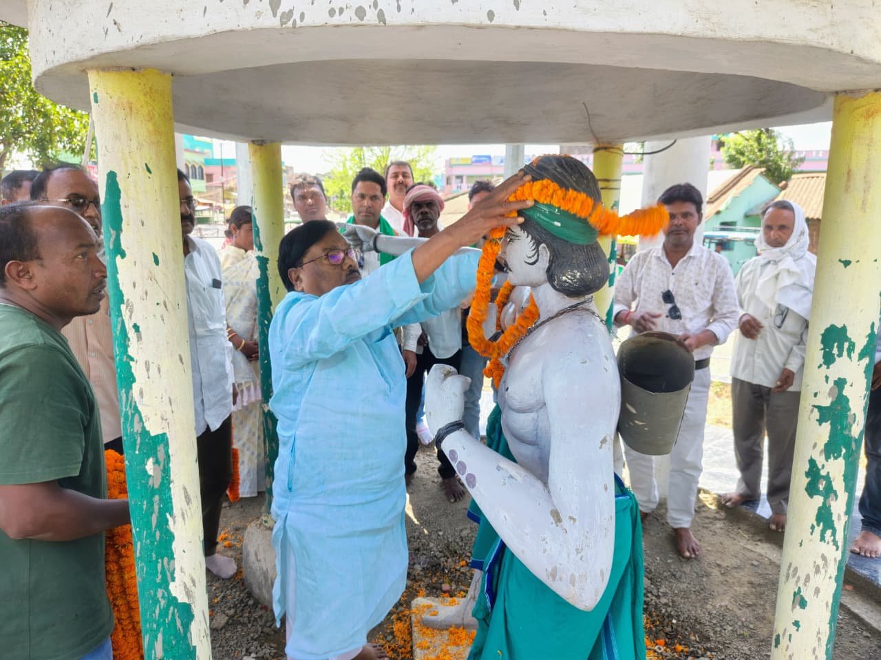 जयंती मे याद किए गए सिद्धू कान्हू विधायक ने प्रतिमा पर माल्यार्पण, कर किया नमन। जयंती मे याद किए गए सिद्धू कान्हू विधायक ने प्रतिमा पर माल्यार्पण, कर किया नमन।