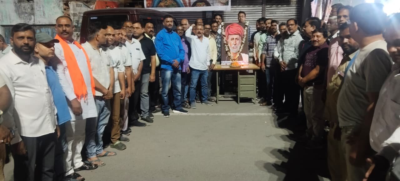 गोविंदपुर में गुरु ज्योति बा फुले के जन्मदिन पर कटा केक