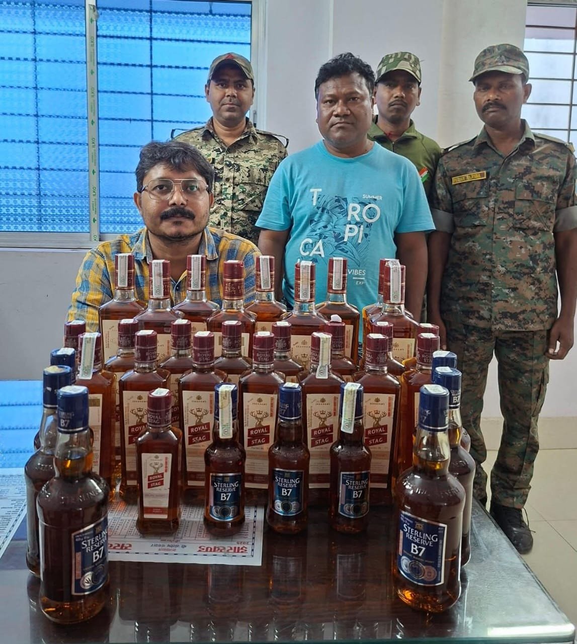 Pakur News:महेशपुर में अवैध शराब के खिलाफ बड़ी कार्रवाई,होटल में छापेमारी