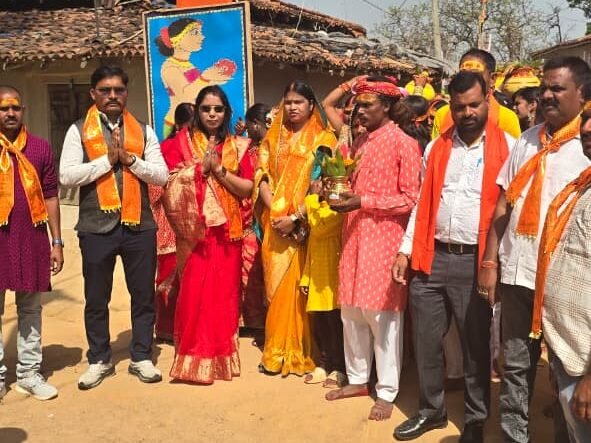 ढोठही टोला में भक्ति और आस्था के संग निकली भव्य कलश यात्रा,जिला परिषद उपाध्यक्ष अनीता देवी हुईं शामिल ढोठही टोला में भक्ति और आस्था के संग निकली भव्य कलश यात्रा,जिला परिषद उपाध्यक्ष अनीता देवी हुईं शामिल