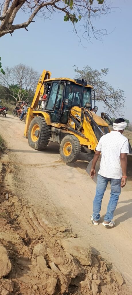 जब सरकार न पहुंची,तो ग्रामीणों ने खुद संभाली कमान: चंदा जुटाकर बना डाली 3 किमी सड़क जब सरकार न पहुंची,तो ग्रामीणों ने खुद संभाली कमान: चंदा जुटाकर बना डाली 3 किमी सड़क