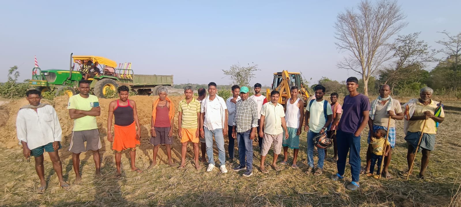 जब सरकार न पहुंची,तो ग्रामीणों ने खुद संभाली कमान: चंदा जुटाकर बना डाली 3 किमी सड़क जब सरकार न पहुंची,तो ग्रामीणों ने खुद संभाली कमान: चंदा जुटाकर बना डाली 3 किमी सड़क