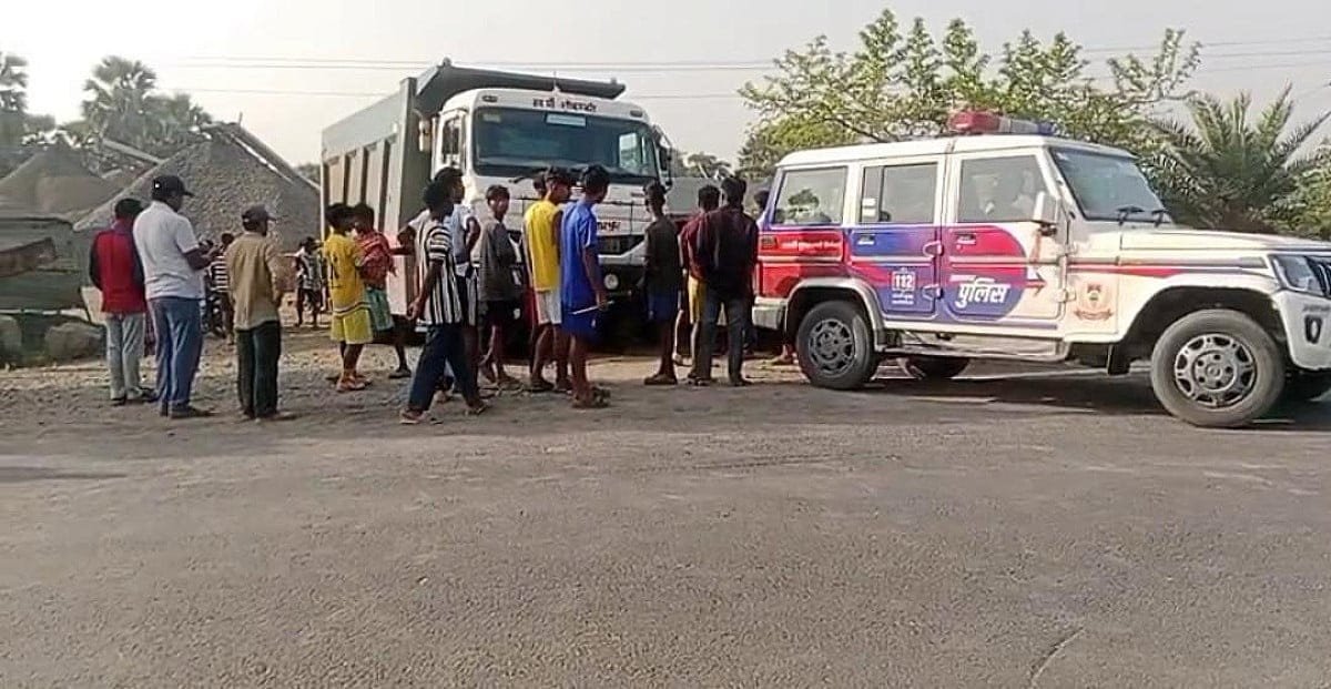Pakur News:हाईवा की टक्कर से पिता की मौत,बेटी गंभीर घायल Pakur News:हाईवा की टक्कर से पिता की मौत,बेटी गंभीर घायल