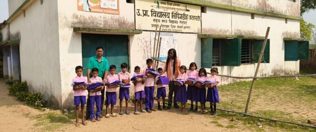 कटहलटांड विद्यालय में नन्हे छात्रों को मिला नया ड्रेस, खुशी से खिले चेहरे कटहलटांड विद्यालय में नन्हे छात्रों को मिला नया ड्रेस, खुशी से खिले चेहरे