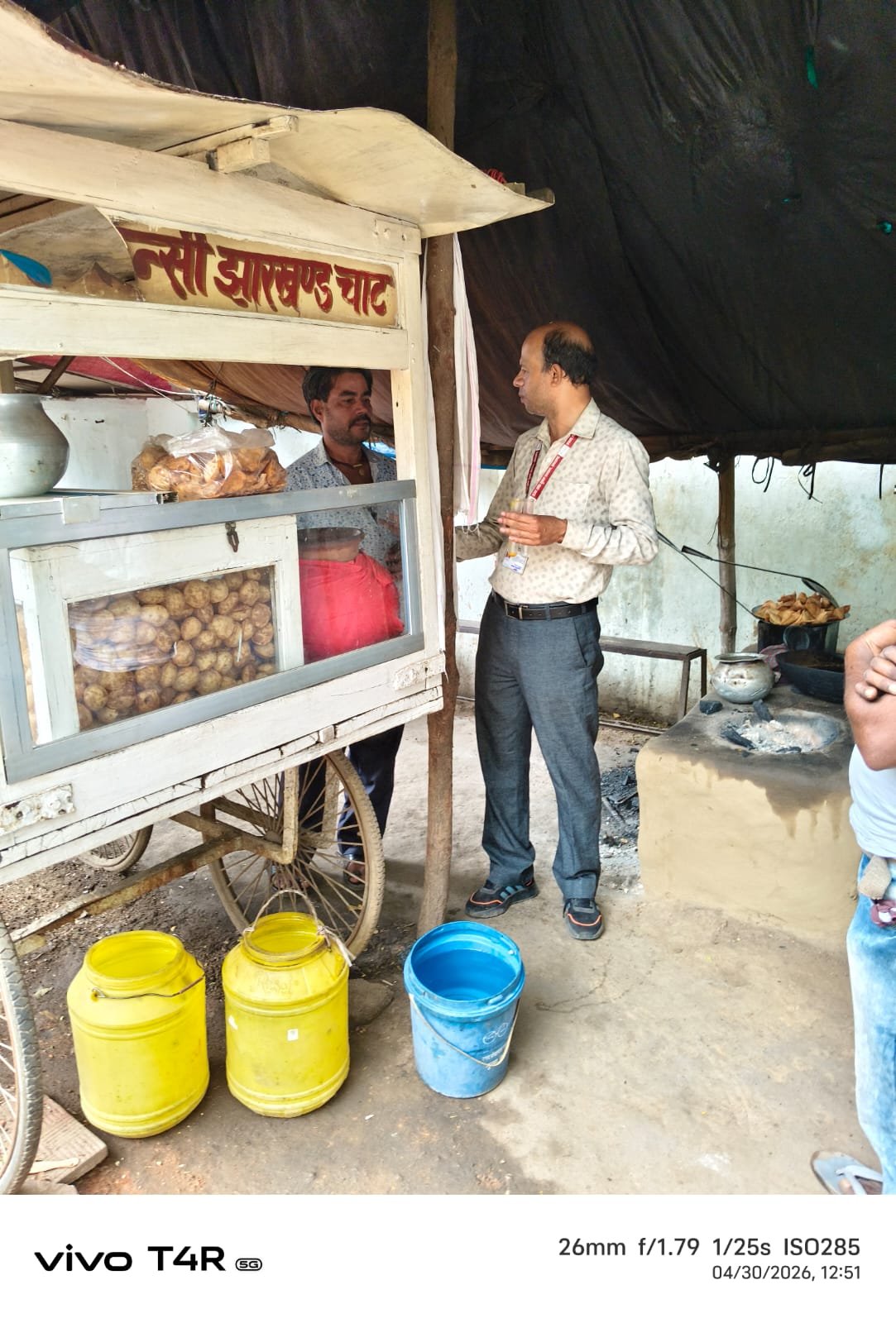 लातेहार में स्ट्रीट फूड वेंडरों पर सख्ती, गुपचुप-चाट दुकानों में मिलीं गंभीर अनियमितताएं
