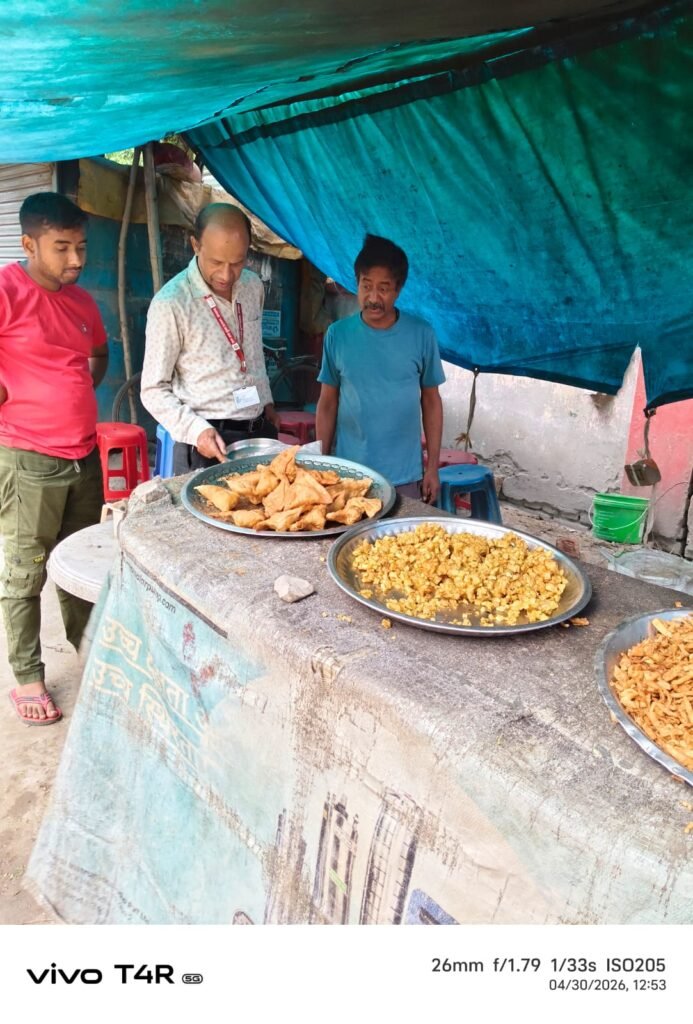 लातेहार में स्ट्रीट फूड वेंडरों पर सख्ती, गुपचुप-चाट दुकानों में मिलीं गंभीर अनियमितताएं लातेहार में स्ट्रीट फूड वेंडरों पर सख्ती, गुपचुप-चाट दुकानों में मिलीं गंभीर अनियमितताएं