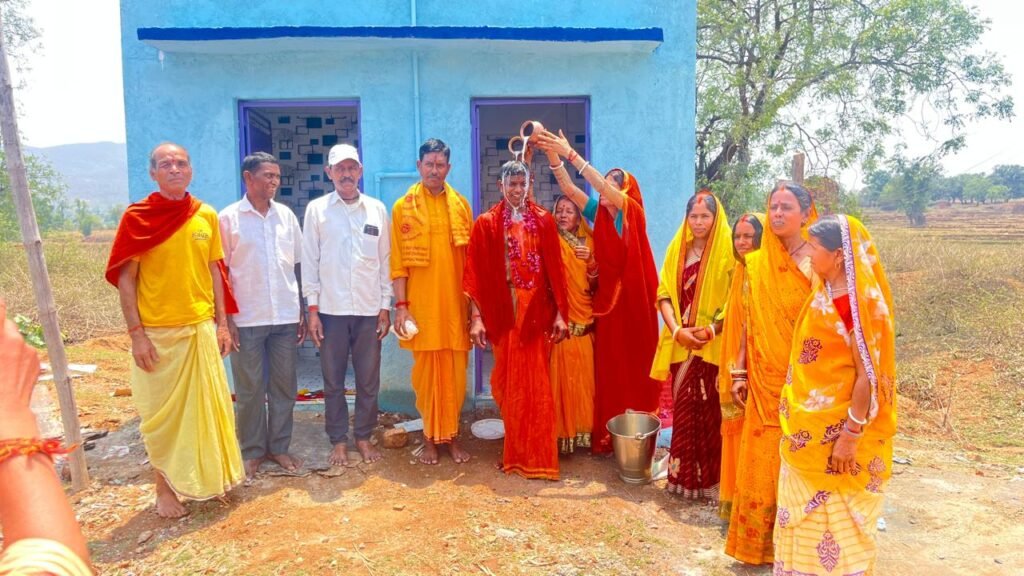 सामुदायिक शौचालय निर्माण पर ग्रामीणों का अनोखा उत्सव, मुखिया का दूध से स्वागत