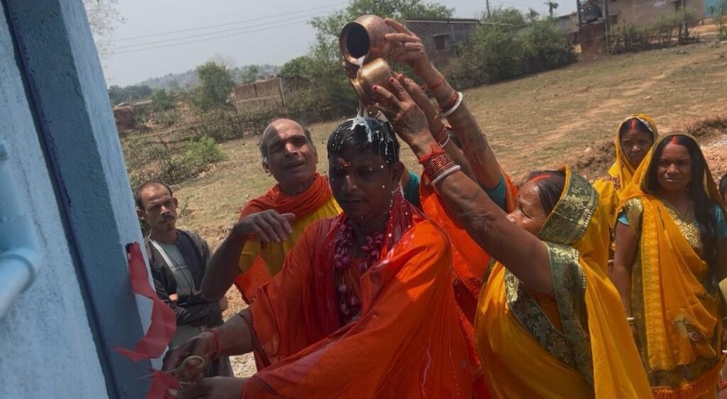 सामुदायिक शौचालय निर्माण पर ग्रामीणों का अनोखा उत्सव, मुखिया का दूध से स्वागत