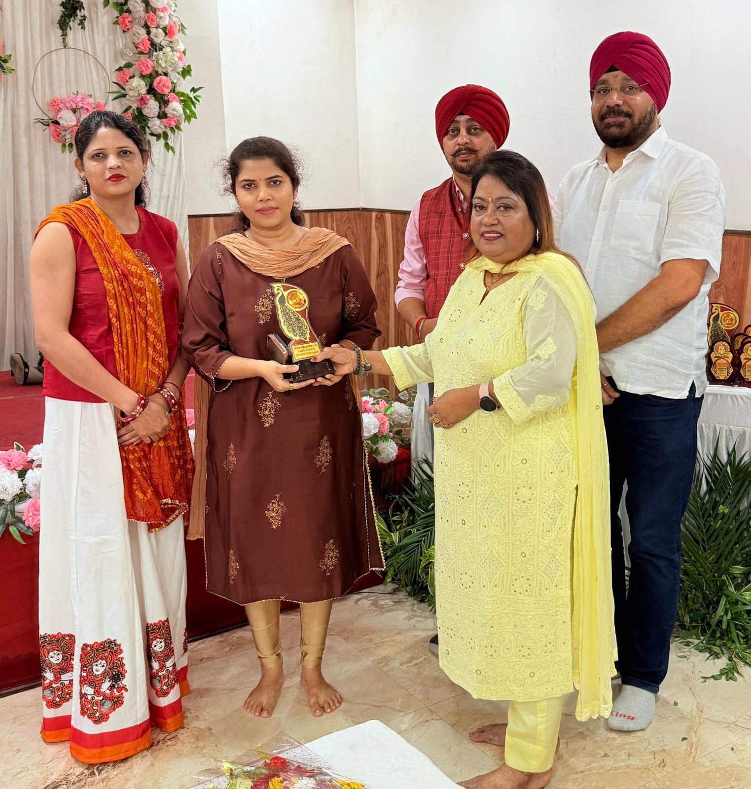 Jharkhand News:आईपीएस निधी ‌द्विवेदी ने समाजसेवी व पत्रकारों को किया सम्मानित