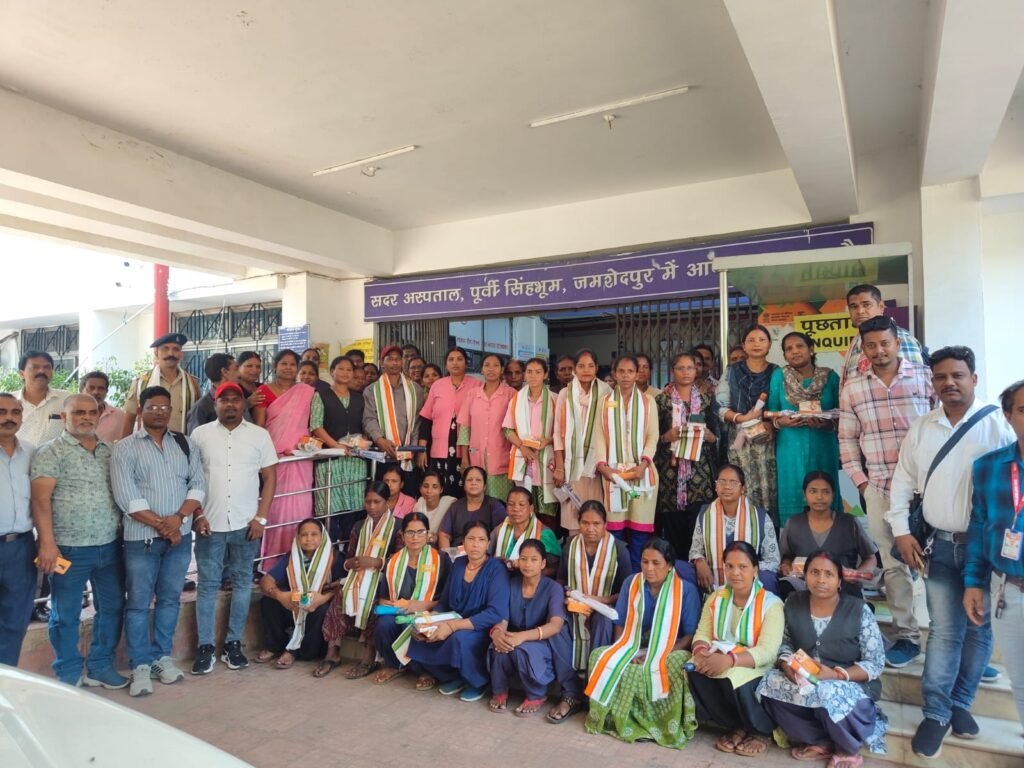 Jharkhand News:सदर अस्पताल के कर्मचारियों को पत्रकार एकता मंच कोल्हान के बैनर तले किया गया सम्मानित